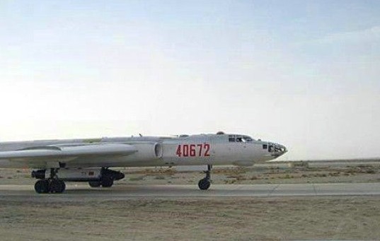 Máy bay không gian Thần Long được máy bay ném bom H-6 chuyên chở trong cuộc thử nghiệm năm 2007 (dân mạng Trung Quốc tuyên truyền)